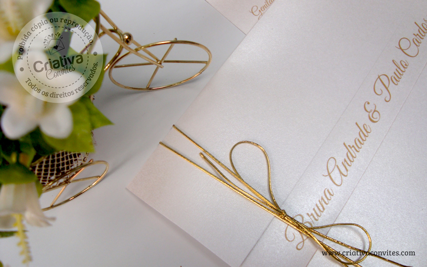 Convite de casamento personalizado cordão dourado